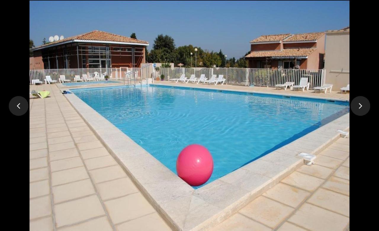 Maison Plain Pied Avec Climatisation Dans Une Residence Privee Avec Piscine Saint-Saturnin-les-Avignon Ngoại thất bức ảnh